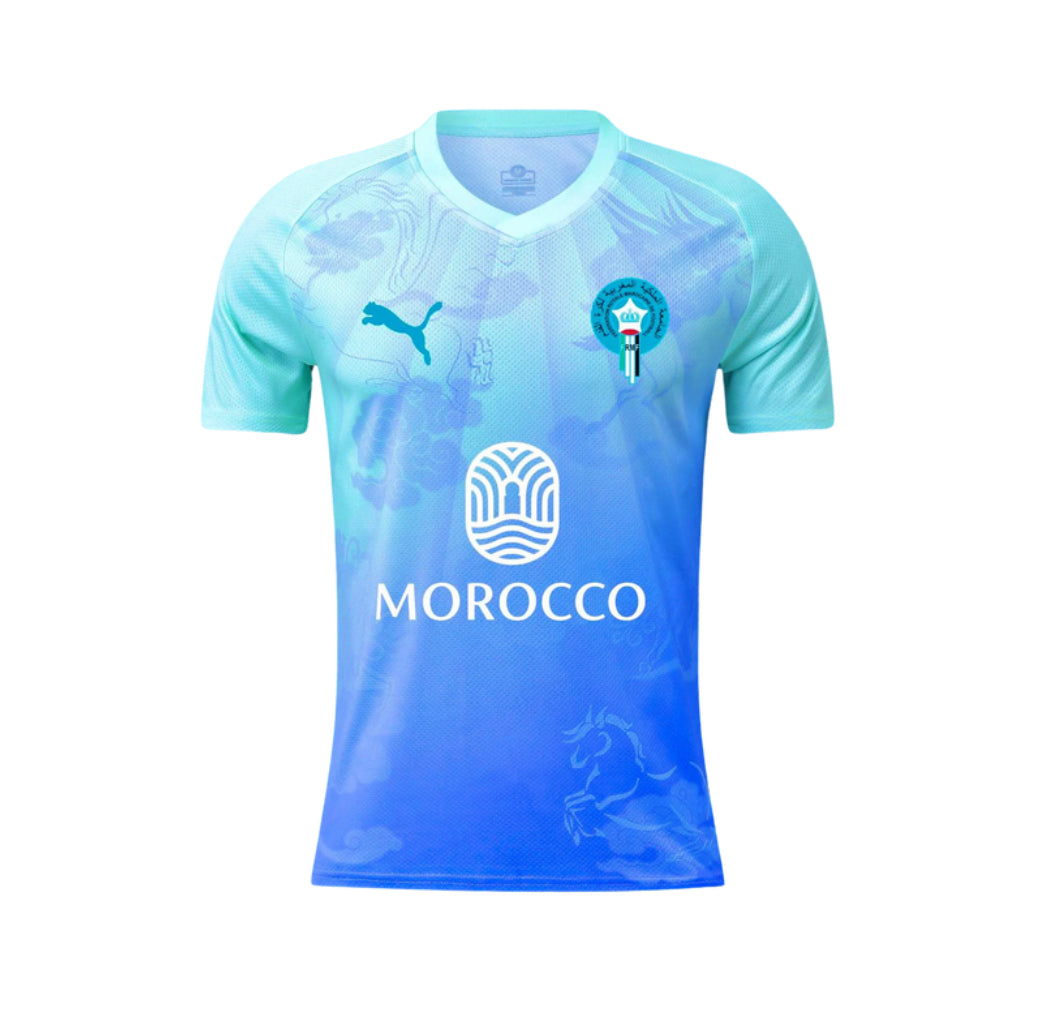 Maillot du Maroc bleu clair avec le logo puma bleu et le logo du Maroc de la Federation royale marocaine de football arborant le logo de la Palestine. 